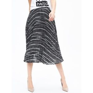 Banana Republic Pleated Midi Skirt | Blk/Wht Print